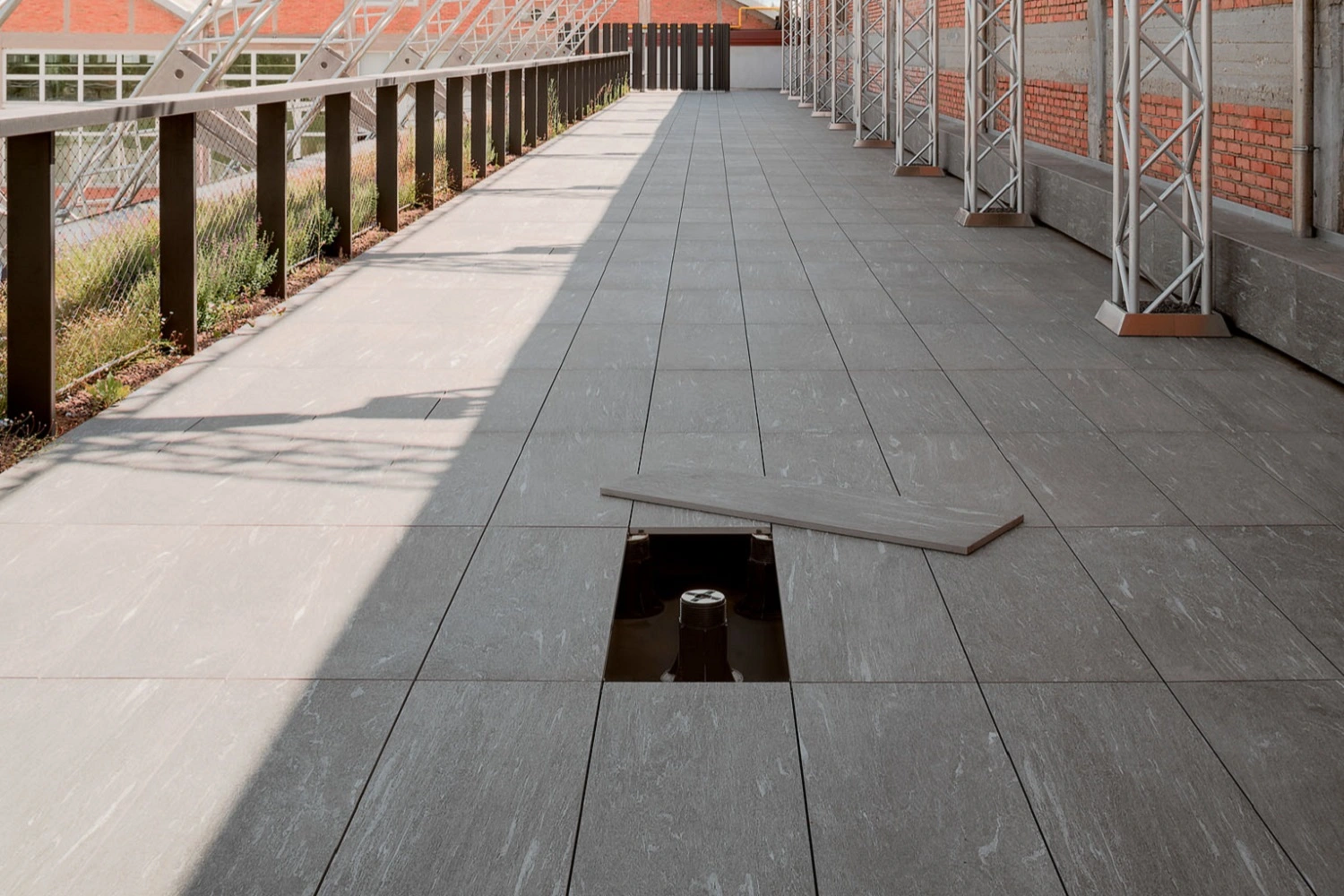 Taras wykonany w technologii podłogi podniesionej od Marazzi